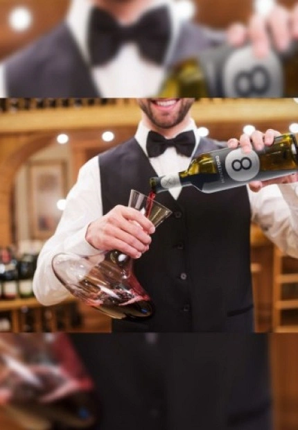 Decantar un vino.