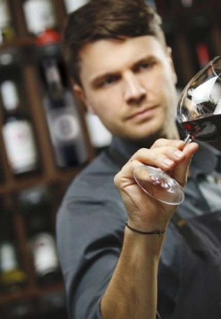 Sabes catar un vino tinto? Estos son unos consejos prácticos.